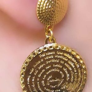 Brinco Médio Medalha Pai Nosso Banhado em Ouro 18k